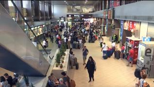 Aeroportul Henri Coandă abia mai face față numărului mare de pasageri