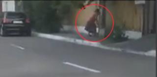 Bătrână din Galaţi, acuzată că îşi bătea frecvent strănepotul