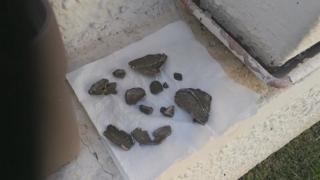 Mașini avariate în Roma de bucăți de motor căzute de la un avion