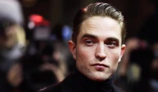 Actorul Robert Pattinson se transformă din vampir în Batman
