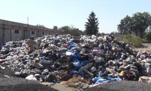 Centrul oraşului Lipova, transformat într-o groapă de gunoi