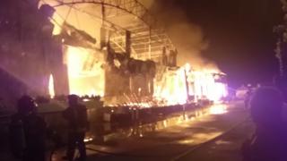 Clubul Silence din Mamaia, complet devastat de incendiu. Zeci de pompieri au intervenit (Video)