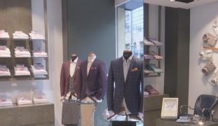 Bărbații devin preocupați de modă și își cumpără mai multe haine