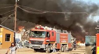 Incendiu și explozii la un depozit de materiale reciclabile din Buzău. Sute de oameni evacuați (video)