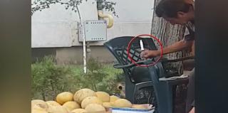 Un vânzător din Brăila, filmat în timp de injecta pepenii cu seringa