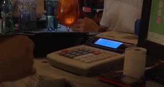 Guvernul face o nouă încercare de a legaliza bacșișul