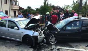 Fată de 15 ani, în comă, după un impact frontal între un BMW şi un VW, în Poiana Lacului