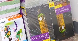 Elevii vor începe şcoala tot fără manuale