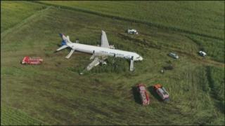 Piloții avionului care a aterizat forțat pe câmp, deveniți eroi în Rusia