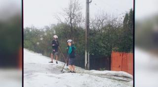 Fenomen bizar în Argeș. Un sat a fost acoperit pe jumătate cu un covor de gheață