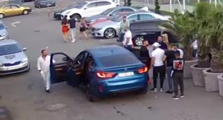 Bătaia de la Mamaia. Bărbatul făcut KO, călcat din greșeală cu mașina de prieteni
