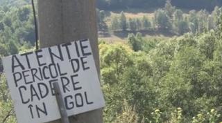 Un viaduct din Hunedoara reprezintă un pericol zilnic pentru călători (Video)