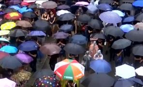 Protest cu umbrele colorate în Hong Kong pentru susţinerea democraţiei