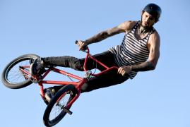 Trick-urile cu BMX, un sport extrem, care ia naştere în parcurile de la colţul blocului