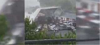 Doi americani au scăpat teferi, după ce o tornadă i-a luat pe sus (Video)