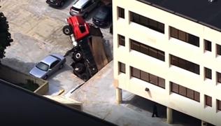 Un camion a rămas blocat la etajul unei parcări, după ce planşeul de beton s-a surpat