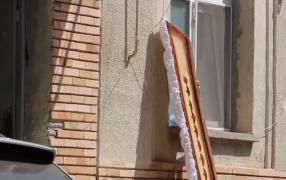 Rudele victimelor criminalului de la Săpoca vor să dea în judecată Spitalul de Psihiatrie