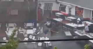 Doi oameni au fost luaţi pe sus de rafalele puternice de vânt, în Statele Unite