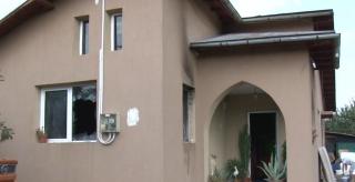 Familie din Dâmboviţa rămasă pe străzi, după ce hoţii le-au spart casa şi au incendiat-o ca să îşi piardă urmele