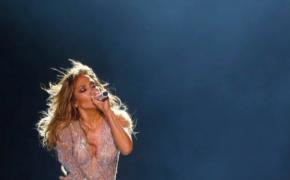 Jennifer Lopez a fost dată în judecată pentru că a urcat pe scenă mult prea dezbrăcată