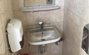 Condiţii ruşinoase în toaletele din cea mai mare vamă a României