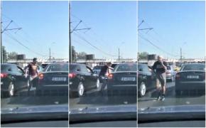 Bâtrân la volan bătut în trafic de un şofer, după câteva manevre periculoase (Video)