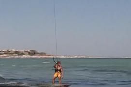 Concurs spectaculos de kitesurfing la malul mării