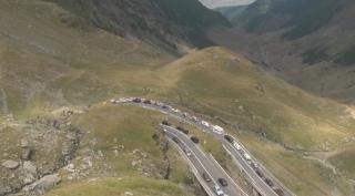 Aglomerație în weekend, pe Transfăgărășan. Cozile de mașini s-au întins pe kilometri