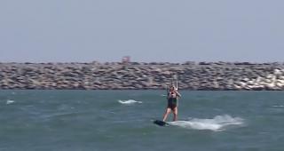 Pasionaţii de acrobaţii în valuri şi-a dat întâlnire pe litoral, la kitesurfing