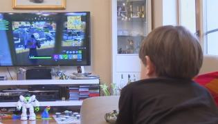 Expunerea îndelungată a copiilor în faţa unui ecran, poate întârzia vorbitul