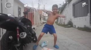Dansul molipsitor al unui puști pe alarma unei motociclete (Video)
