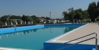 (Update) Şapte oameni spitalizaţi, după ce au făcut baie într-un ştrand din Bucureşti