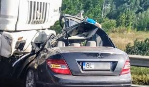 Doi tineri au murit striviţi de o betonieră într-un Mercedes, în Galaţi