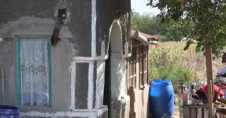 Un bărbat şi-a înjunghiat soţia apoi a încercat să se omoare, sub ochii copilului