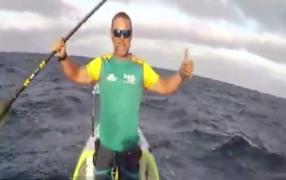Un sportiv din Spania a traversat jumătate din Pacific cu un paddle board