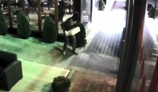 Un hoţ a spart de două ori într-o lună un fast-food din Braşov