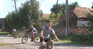 Vacanţa de vară petrecută la bunici, pe uliţele satelor pitoreşti, alegerea perfectă pentru cei mici