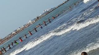 Mobilizare emoționantă la Mangalia: lanț uman pentru salvarea unui bătrân de la înec