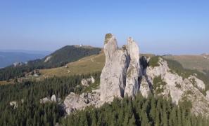 Masivul Rarău, locul unde adrenalina se împleteşte cu istoria şi spiritualitatea