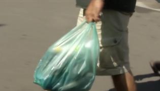 Pungile de plastic interzise prin lege se găsesc încă la vânzare, în piețe