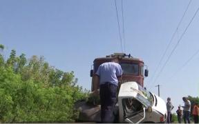 Un bărbat de 55 de ani a murit după ce maşina sa a fost lovită în plin de un tren, în Iaşi