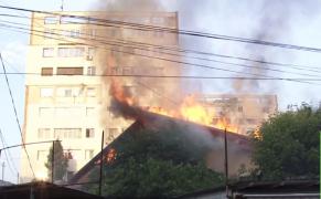 Misiune de salvare la limită în Piteşti, după ce o vilă a luat foc