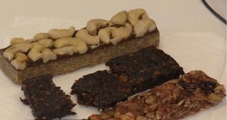 Românii au înlocuit covrigii dintre mese cu gustările sănătoase