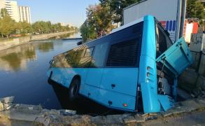 Autobuzul care a căzut în Dâmbovița a fost lovit de o mașină care a trecut pe roșu