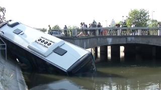 Filmul accidentului de la Eroilor. Un autobuz de călători a ajuns în Dâmbovița, după un gest necugetat