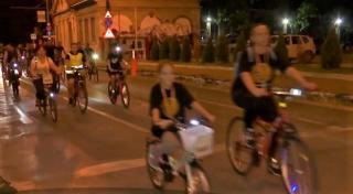 Zeci de bicicliști au luminat Timișoara cu o plimbare la miezul nopții