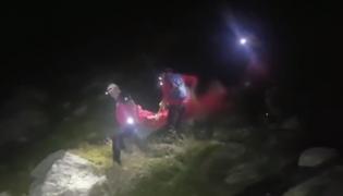 Barbat salvat de pe munte de salvamontiștii din Argeş