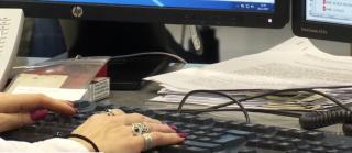 Femeie bătută cu bebelușul în brațe și umilită de un operator de la 112