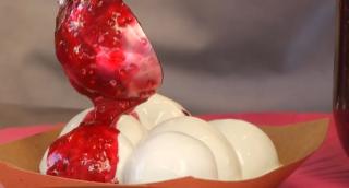 O tânără şi-a deschis propria afacere unde reinterpretează dulciurile copilăriei