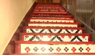 Scările unui bloc din Târgu-Mureş, pictate cu motive populare